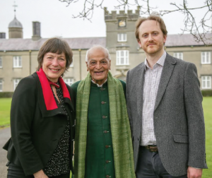 Jane Davidson, Cydymaith Dirprwy Is-Ganghellor dros Gynaliadwyedd ac Ymgysylltu yn PCYDDS, Satish Kumar, a Dr Tristan Nash, Uwch Ddarlithydd mewn Athroniaeth ym PCYDDS Ysgol Astudiaethau Diwylliannol