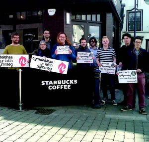 Starbucks language row: Cymdeithas protest at Aber franchise