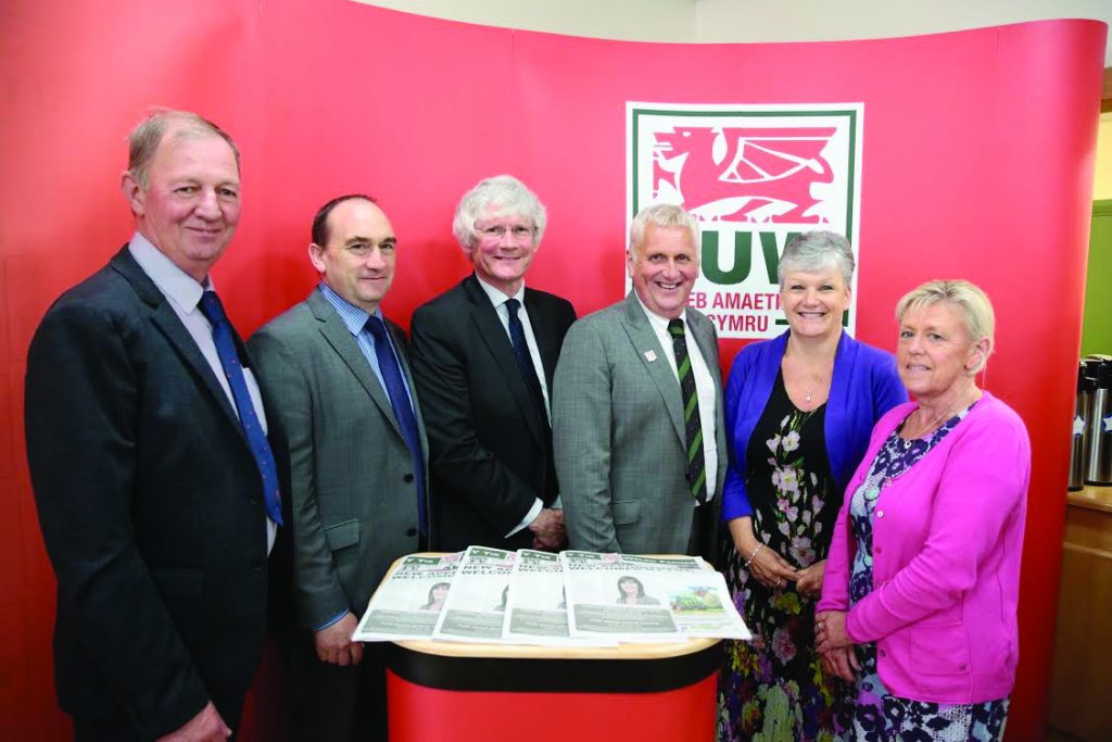 Staff UAC sydd wedi cael eu cydnabod am hir wasanaeth i’r Undeb. O’r chwith i’r dde: Dai Jones, Huw Jones, Peter Davies, Llywydd UAC Glyn Roberts, Margaret Shepherd a Kate Ellis Evans