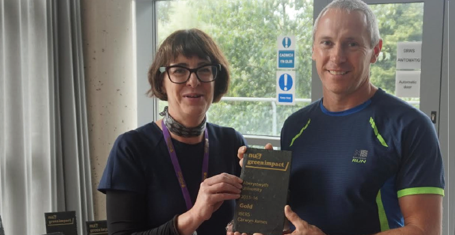 Aber’s Pro Vice-Chancellor and Chief Operating Officer, Rebecca Davies : Presenting Sport and Exercise Science Technician, Alan Cole, with the Gold Standard Green Impact Award for IBERS (Carwyn James)