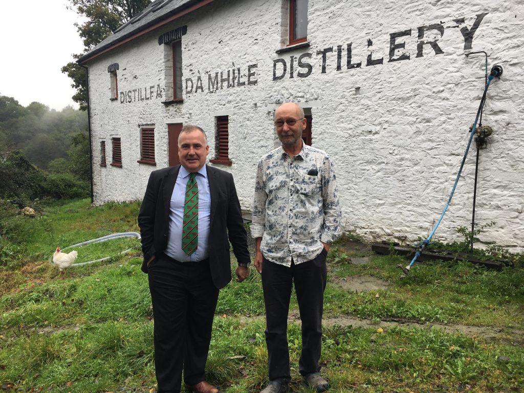 Mark Williams and John Savage-Ontswedder outside Da Mhile distillery.