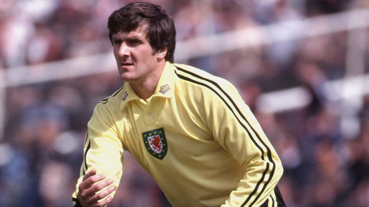 Tributes paid to former Wales keeper Dai Davies