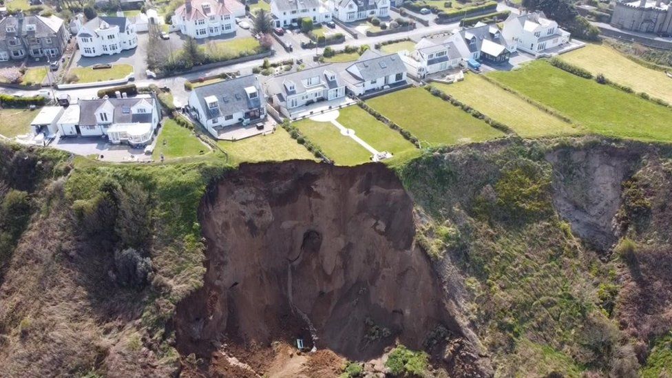 Public urged to avoid Nefyn beach after huge Headlands landslide
