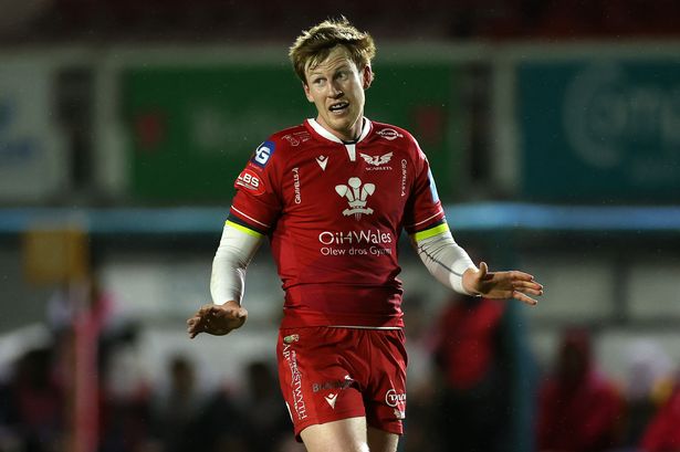Wales fly-half Rhys Patchell signs new Scarlets contract