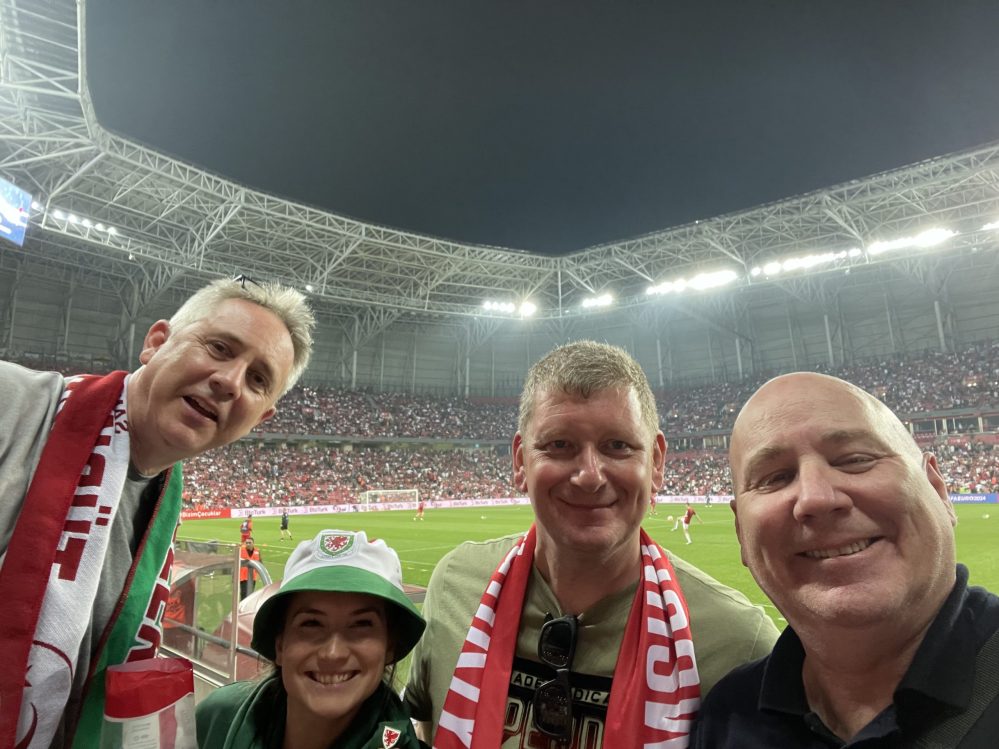 Galli futbol taraftarlarından Türkiye depremzedelerine hayırsever bağış