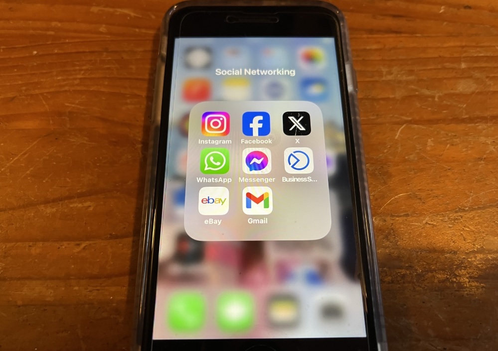 Social media guide to be discussed by Powys councillors Herald.Wales